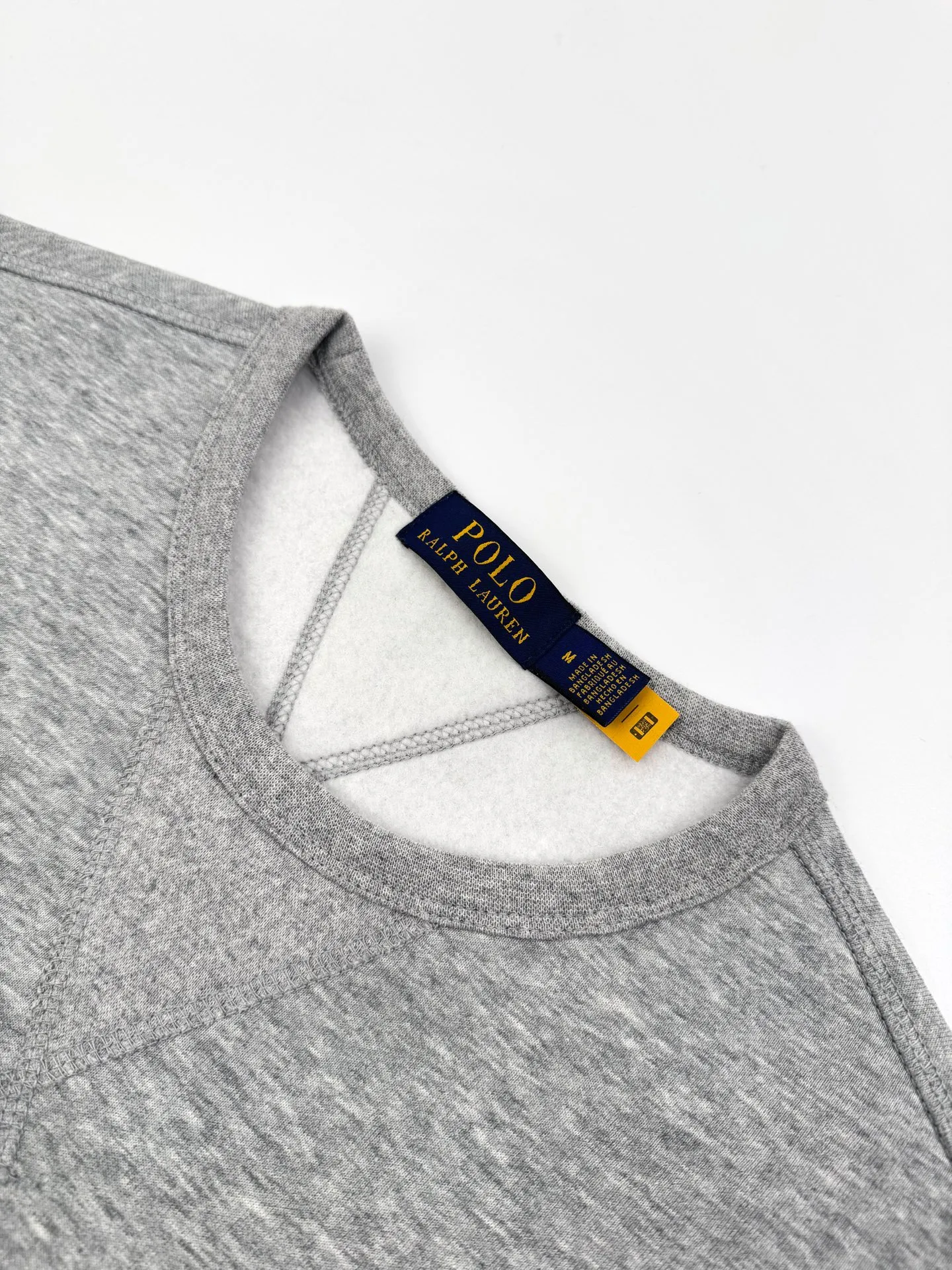 P280 Ralph Lauren logo embroidered sweatshirt. Customized cloud-like honey cotton fleece sweatshirt material. It feels delicate and comfortable against the skin. It is based on fog gray and comes with a layer of soft light filter. The exquisite indigo pony logo is embellished with it. It is highly recognizable. It brings an atmosphere of freedom and vitality. Pure and agile color symphony. It outlines a high-end outline with extreme simplicity. It becomes the smart focus of the vision and shows the taste in silence. Process 1: Using imported machine embroidery process. Use advanced computer control systems and precision mechanical components to achieve the iconic pony embroidery operation with high precision and smooth and delicate lines. Process 2: Use the Hasuo process and sew with a specific machine. The Hasuo fastness is high and adds visual effects. It is time-consuming and labor-intensive. Process 3: The fabrics are washed and have a better hand feel. Not easy to deform. Not easy to shrink. Not easy to fade. Maintain long-term beauty. Accessories: Customized 1:1 Ralph Lauren trademark. Version: Fitted fit Size: S M L XL Style number: 25296